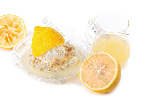 玻璃碗新鲜压榨柠檬汁，柠檬<strong>榨汁机</strong>和