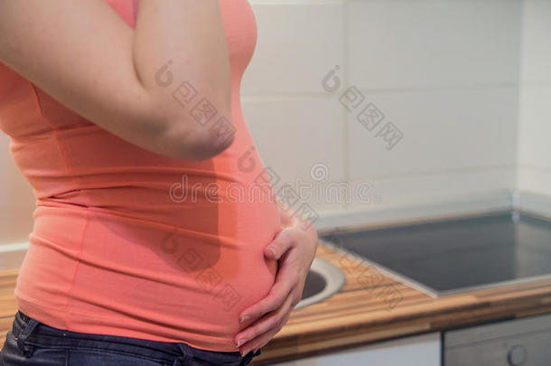 未来的妈妈期待婴儿在室内喝天然水。