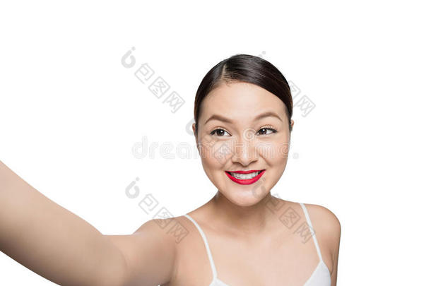 美丽的亚洲<strong>女人</strong>与复古化妆与红唇自<strong>拍照片</strong>隔离在白色背景。