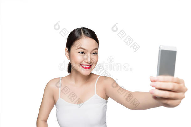 美丽的亚洲<strong>女人</strong>，带着复古的妆容，在白色背景下自<strong>拍照片</strong>。