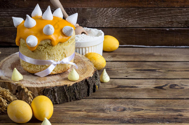 甜蛋糕和鸡蛋的复活节成分