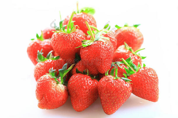 新鲜草莓，甜水果，白色塑料砧板上。