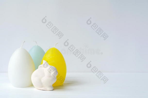 复活节奥斯塔拉，带鸡蛋形状蜡烛的复活节兔子