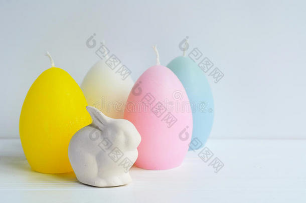 复活节奥斯塔拉，带鸡蛋形状蜡烛的复活节兔子