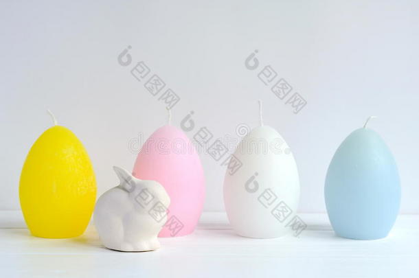 复活节奥斯塔拉，带鸡蛋形状蜡烛<strong>的</strong>复活节兔子