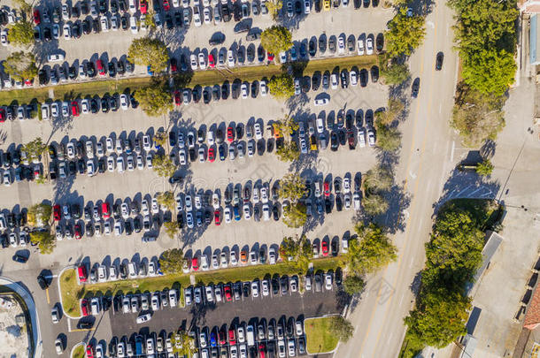空中俯视大而拥挤的汽车停车场