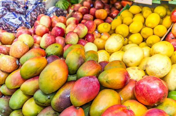 新鲜水果在库里蒂巴`市政市场出售。 库里蒂巴，