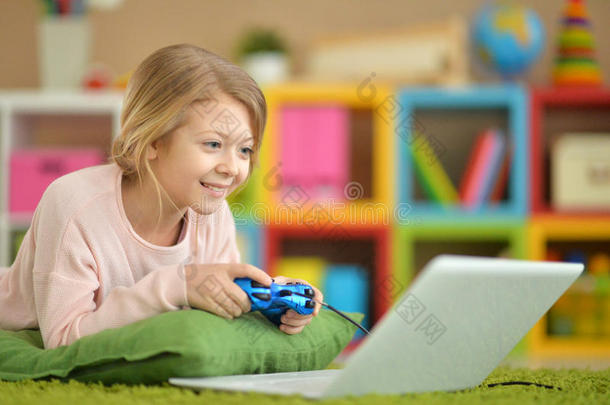 女孩在<strong>玩电脑</strong>游戏