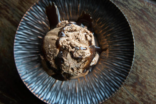 桌子上的巧克力冰淇淋，冰淇淋黑巧克力