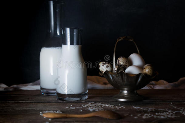 新鲜的有机鸡蛋，牛奶和黄油，仍然生活在乡村风格，老式的木制背景。