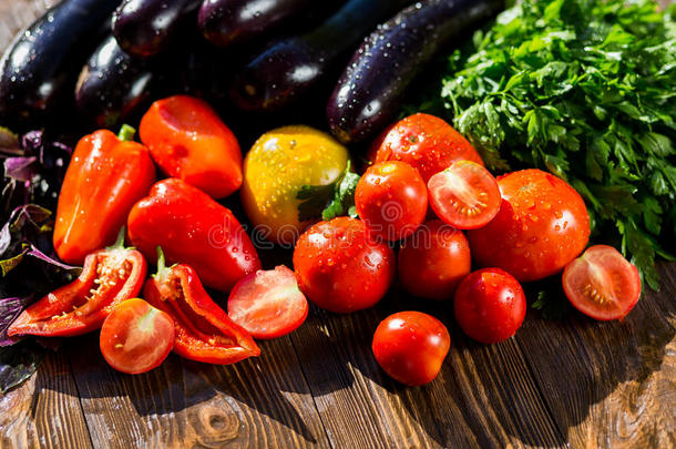 新鲜的，成熟的西红柿，茄子，甜红椒和