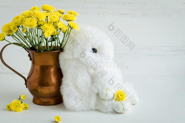 用白兔和花组成复活节