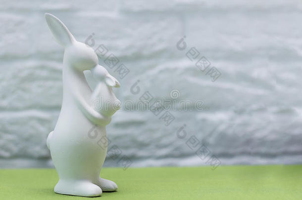 绿色草地上的复活节兔子。 节日装饰。 复活节快乐