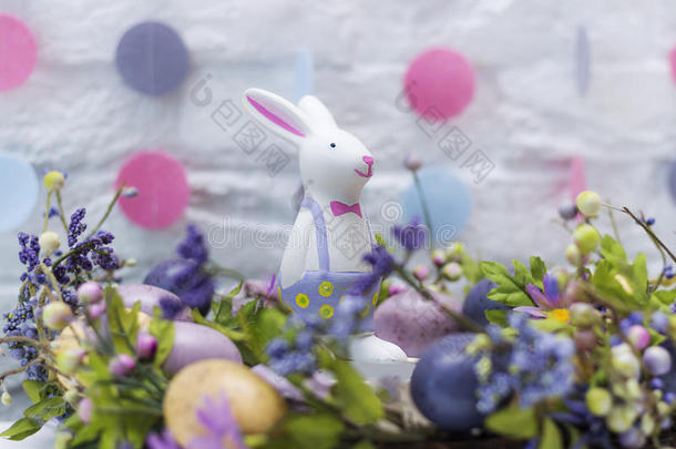 复活节兔子在节日装饰。 复活节快乐