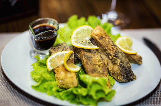 炸鲤鱼，炸鱼，餐厅，餐厅提供食物，鲤鱼配柠檬，鱼酱，鱼，美味的鱼