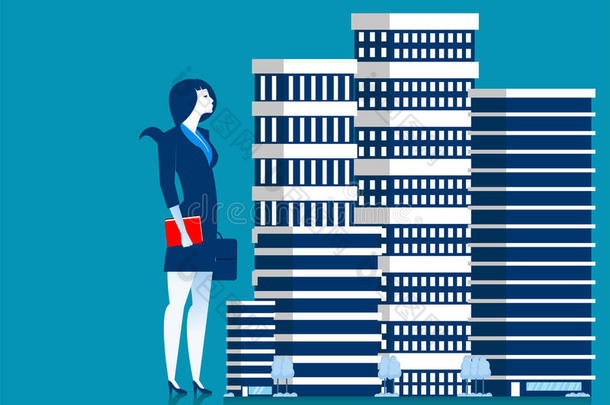 摩天大楼物业的女企业主站立。