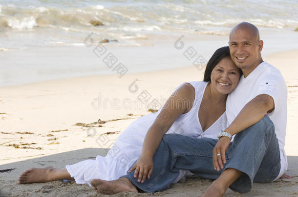 一对夫妇牵手在海滩上散步。