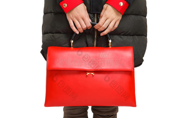 女孩拿着一个红色的<strong>袋子</strong>特写在一个孤立的白色背景上