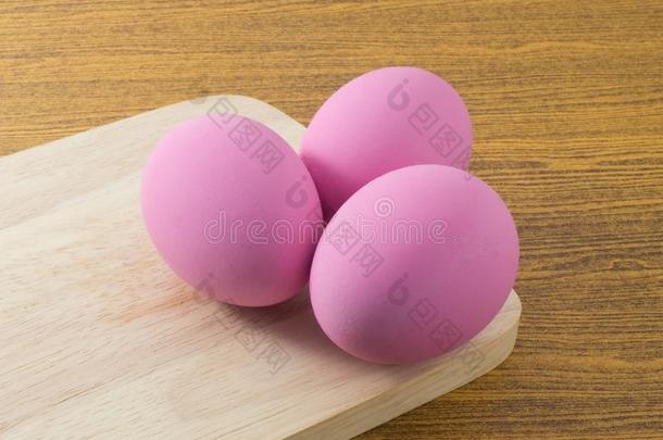 木板上的世纪鸡蛋或皮丹鸡蛋