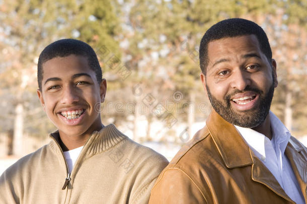 非裔美<strong>国父</strong>亲和他十几岁的儿子。