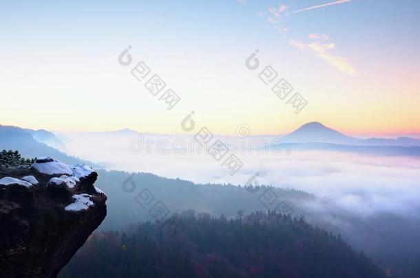 日出日落时抽象的五颜六色的山脉和五颜六色的天空。