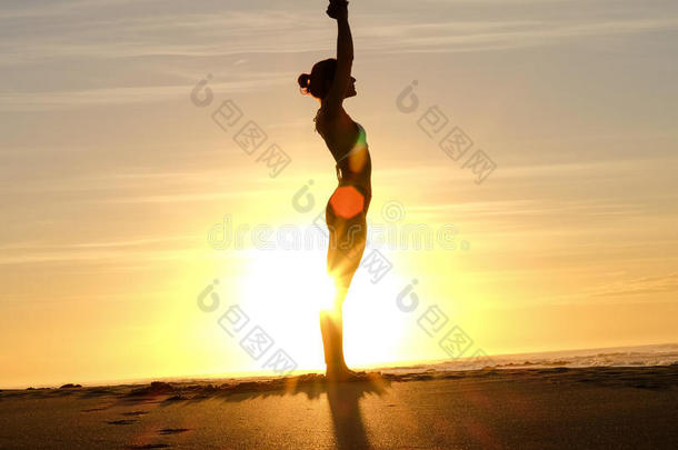 明亮的阳光在瑜伽大师身后形成轮廓