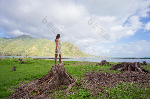 冒险有吸引力的赤脚赤脚的海湾