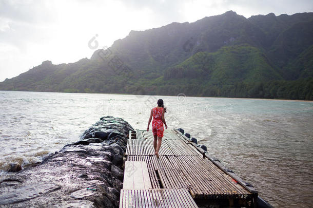 冒险有吸引力的<strong>赤脚赤脚</strong>的海湾