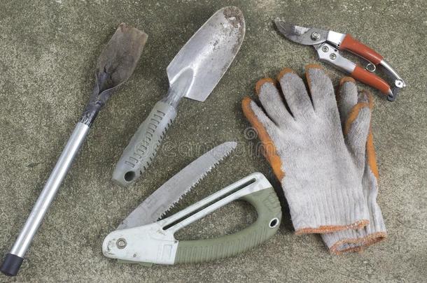 肮脏的园艺工具，铲子，手套，修剪剪刀和锯子