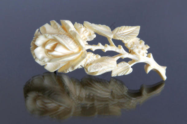 古董象牙雕刻胸针玫瑰