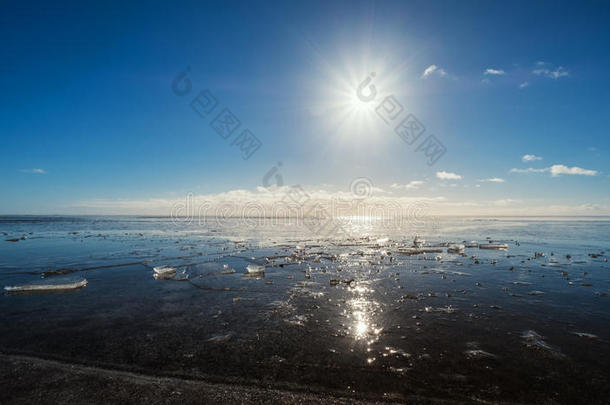 冷冻湖具有阳光和耀斑的效果，冬季景观优美