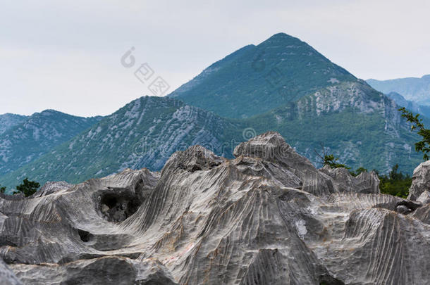 在上面外星人阿尔卑斯山<strong>挖洞洞</strong>穴