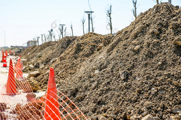 建造新的道路建筑<strong>工地</strong>汽<strong>车</strong>行驶和照明杆电线铺设