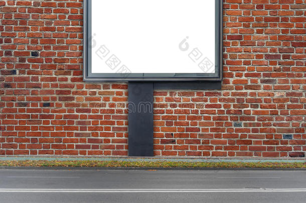 大黑色广告牌在城市与红色砖墙背景