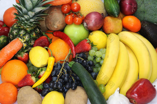 水果和蔬菜苹果分离白菠萝，草莓葡萄，土豆，胡萝卜辣椒