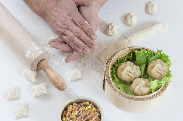 双手准备自制的点心亚洲饺子包子