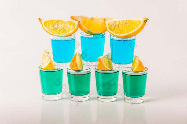 带蓝色和绿色神风的眼镜，迷人的饮料，混合博士