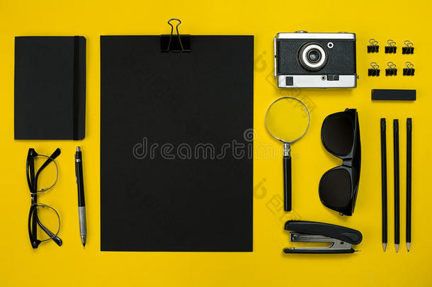 平面显示商务办公设备与记事本，老式相机，钢笔，<strong>开发</strong>，眼镜等。 上面的风景。 黑色