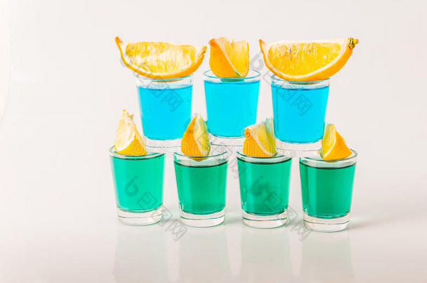 带蓝色和绿色神风的眼镜，迷人的饮料，混合博士