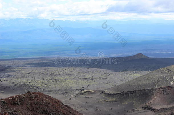 火山喷发后的黑灰和红灰，山丘山谷