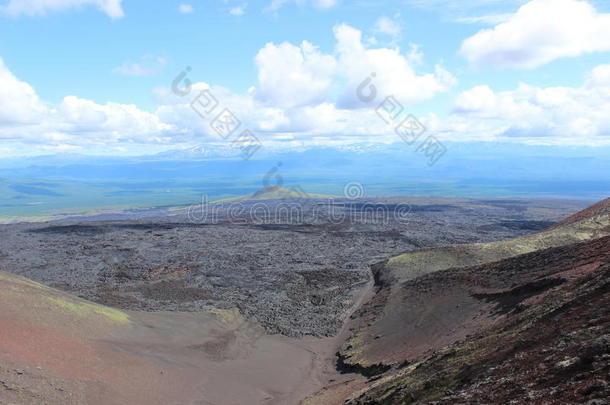 火山喷发后的<strong>黑灰</strong>和红<strong>灰</strong>，山丘山谷