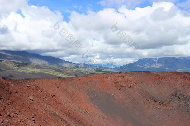 火山喷发后的黑灰和红灰，山丘山谷