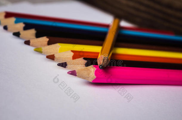 彩色铅笔和铅笔折叠