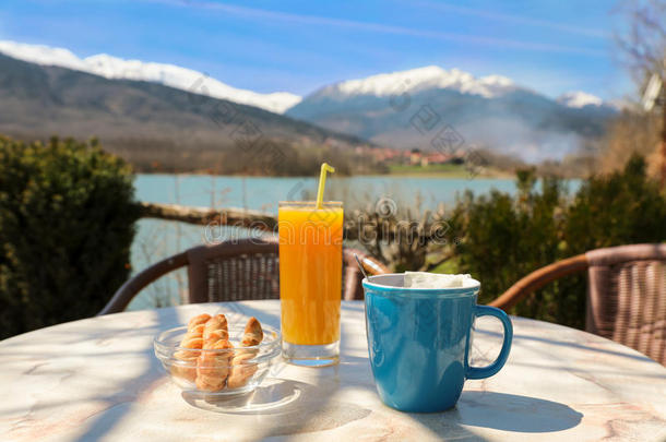 早餐在湖边的质体与山景。