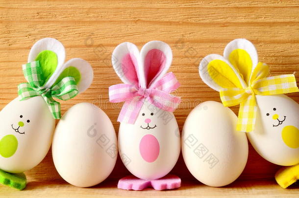 彩色复活节彩蛋兔子。 复活节快乐。