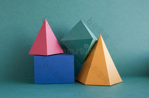 彩色抽象几何背景与三维<strong>立体图形</strong>。 金字塔棱柱矩形立方体上排列