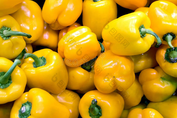 一堆黄色的胡椒放在蔬菜里