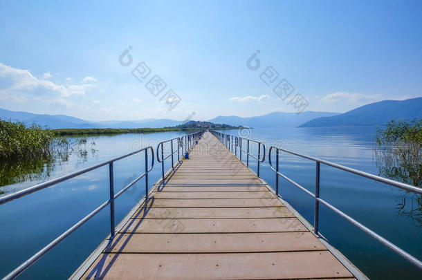 桥到岛阿吉奥斯阿基里奥斯小湖普雷斯帕希腊