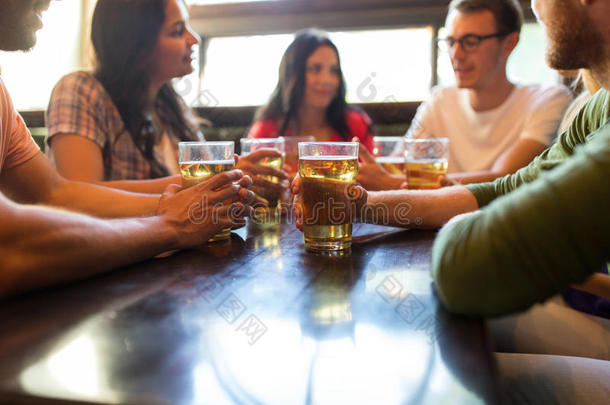 朋友们在酒吧或酒吧喝啤酒