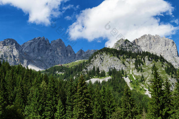 阿尔卑斯山上风景优美的山脉。 奥地利<strong>旅游目的地</strong>凯撒山，怀尔德凯撒链，泰勒